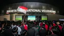 Para suporter Timnas Indonesia memadati area Jakarta International Velodrome, Rawamangun, Selasa (11/6/2024) mengikuti acara nonton bersama laga kualifikasi Piala Dunia 2026 antara Timnas Indonesia menghadapi Filipina dalam rangkaian acara MALAMNYA BOLA 2024. (Bola.com/Bagaskara Lazuardi)