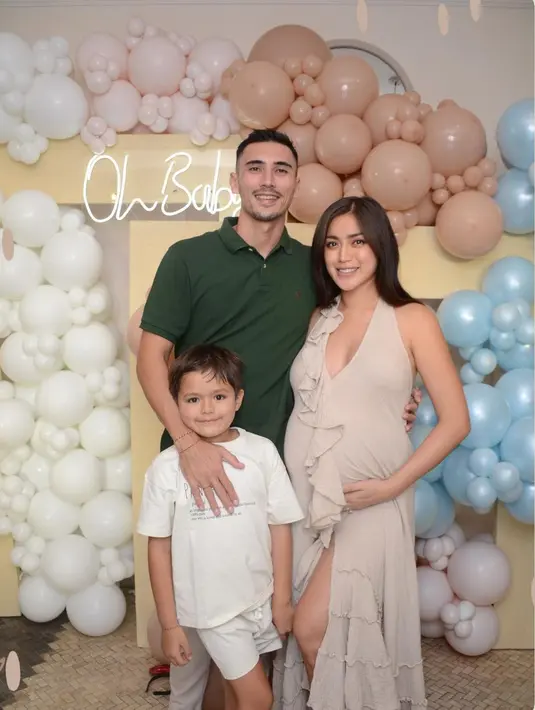 Melalui potret yang diunggah, terlihat Jessica Iskandar dengan suami dan putra tercintanya yang hangat dan harmonis. (Instagram/inijedar).