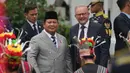 Presiden Prabowo mengatakan penandatanganan ini kembali menegaskan hubungan erat antara Indonesia dan Australia. Tampak dalam foto, Presiden Republik Indonesia, Prabowo Subianto (kiri) dan Perdana Menteri Australia. Anthony Albanese, setibanya di Istana Merdeka, Jakarta, Jumat 6 Februari 2026. (AP Photo/Achmad Ibrahim)