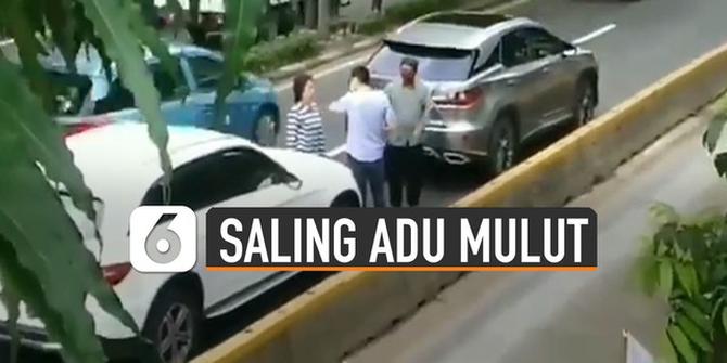 VIDEO: Viral Dua Pengendara Mobil Mewah Saling Adu Mulut Di Jalanan