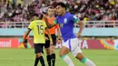 <p>Selebrasi pemain Timnas Brasil U-17, Luighi setelah mencetak gol ketiga ke gawang Ekuador U-17 dalam pertandingan babak 16 Besar Piala Dunia U-17 di Stadion Manahan, Solo, Senin (20/11/2023). (Bola.com/Arief Bagus)\</p>