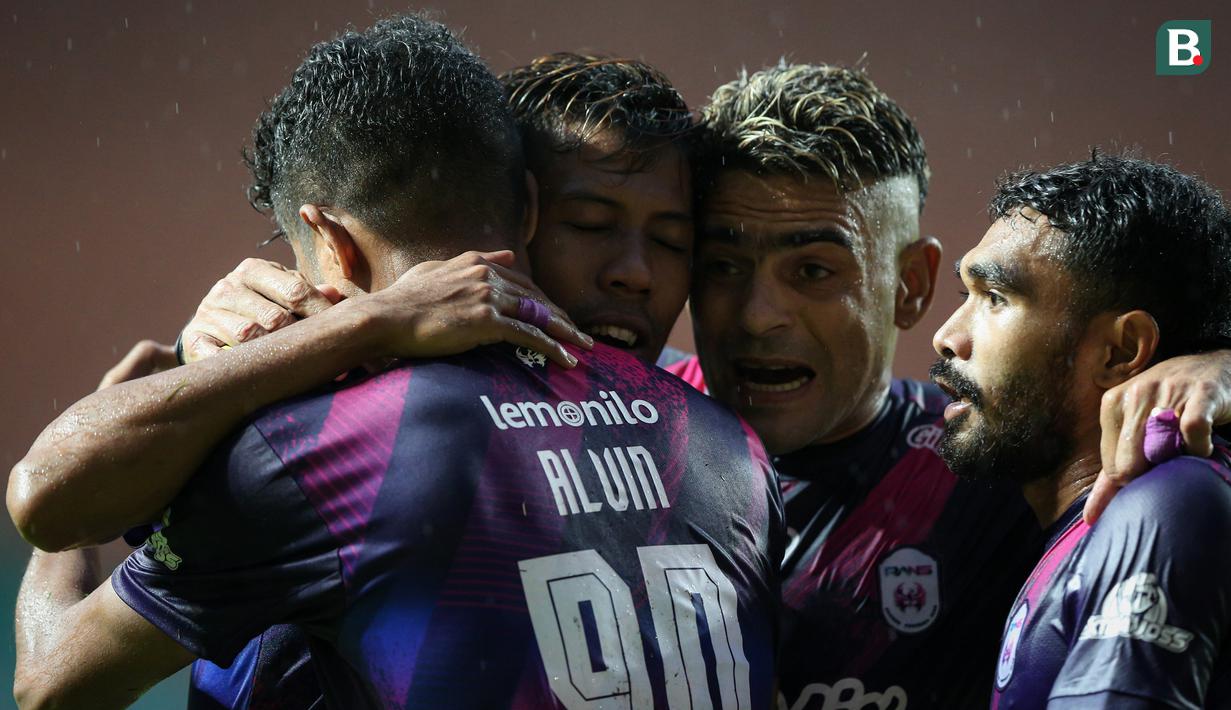Klub milik Raffi Ahmad, Rans Cilegon FC memastikan satu tempat di final Liga 2 sekaligus berhak promosi ke Liga 1 musim depan usai menang 3-0 atas PSIM Yogyakarta dalam laga semifinal Liga 2 yang diwarnai hujan lebat di Stadion Pakansari, Bogor, Senin (27/12/2021). (Bola.com/Bagaskara Lazuardi)