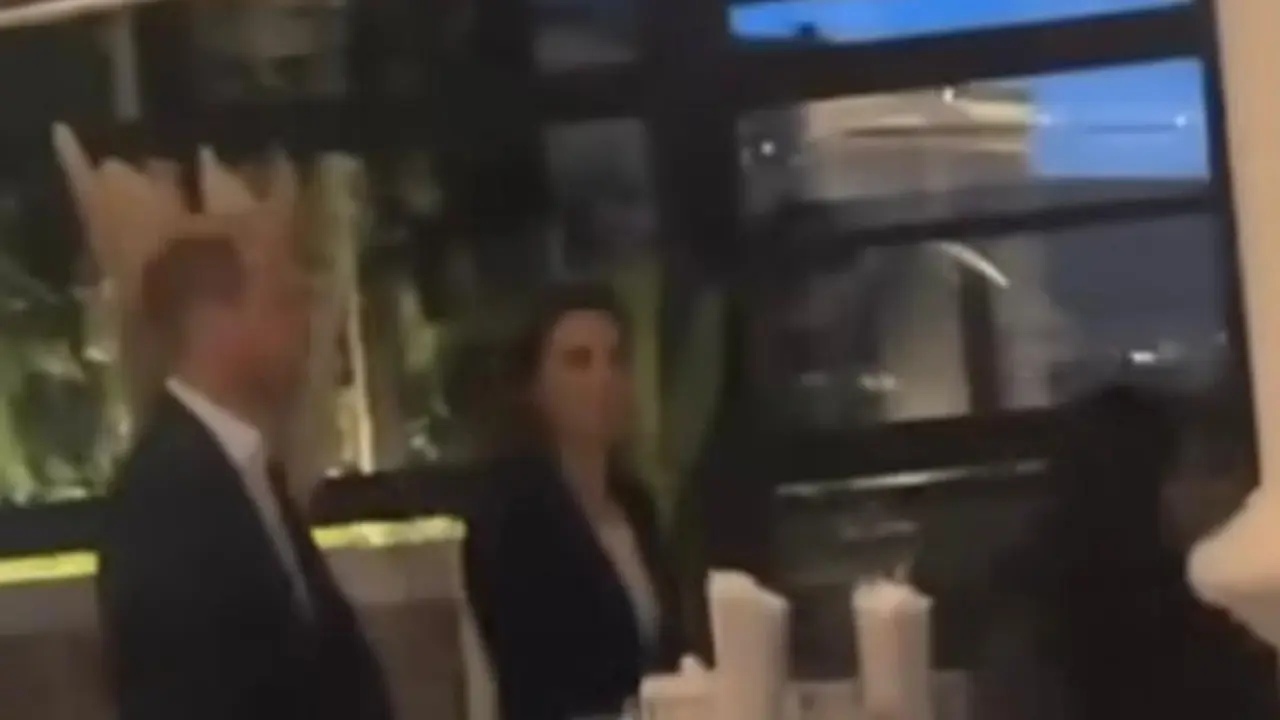 Pangeran William dan Kate Middleton terlihat sudah berada di Hotel St Regis, Amman, Yordania. Mereka akan menghadiri royal wedding Pangeran Hussein dan Rajwa Khaled. (Instagram/@royalinstablog)