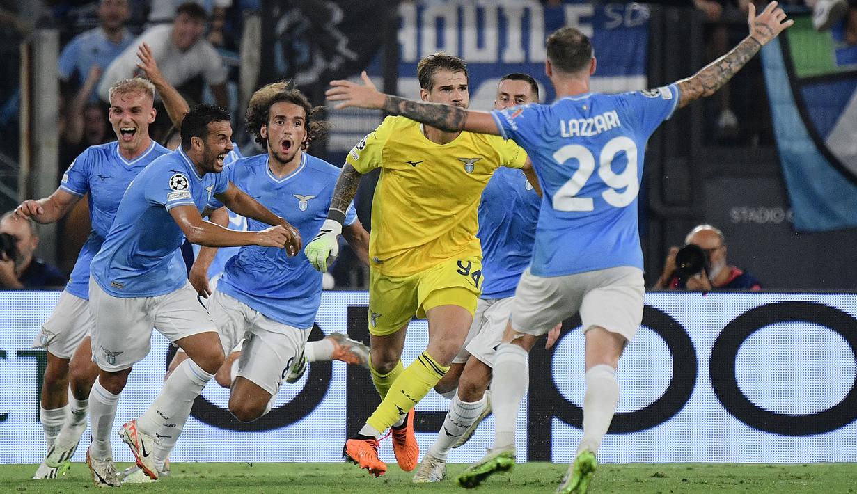 Ivan Provedel (tengah) yang berposisi sebagai penjaga gawang mencetak satu gol dalam laga debutnya di Liga Champions 2023/2024 bersama Lazio. Gol di masa injury time tersebut menghindarkan Lazio dari kekalahan atas Atletico Madrid yang akhirnya tuntas 1-1 dalam laga matchday pertama Grup E (19/9/2023). (AFP/Filippo Monteforte)
