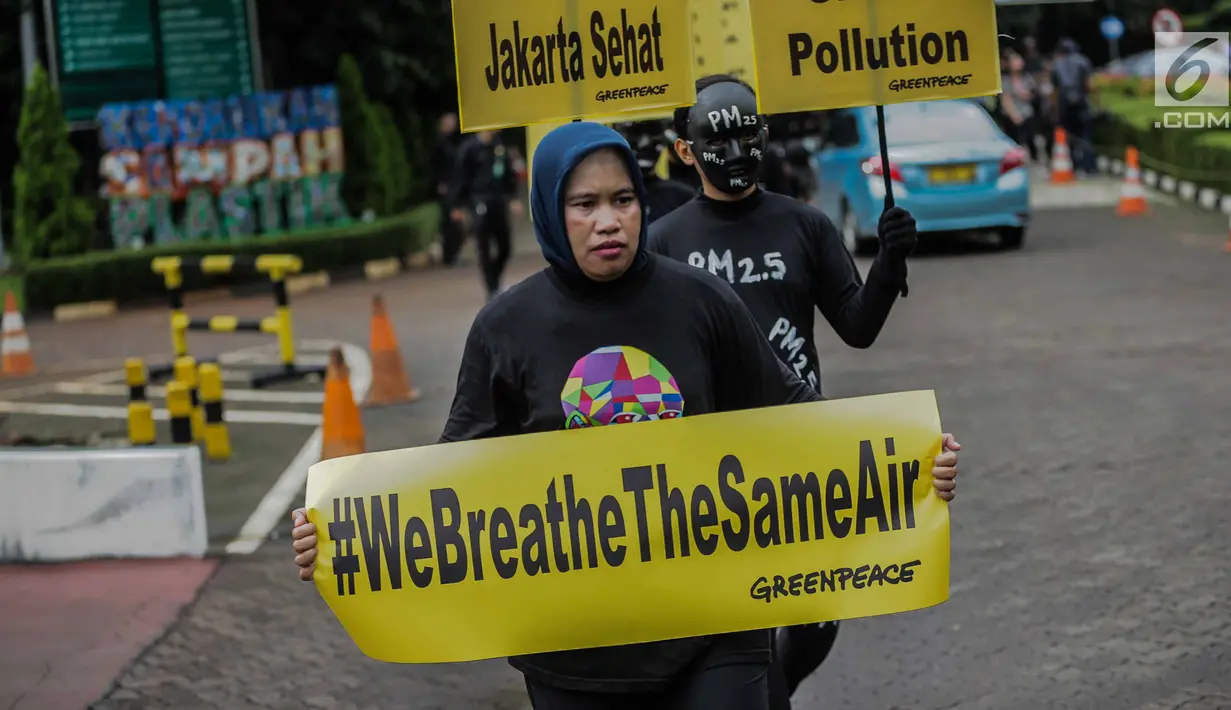 Aktivis Greenpeace melakukan aksi teatrikal terkait kualitas udara Jakarta di Kementerian Lingkungan Hidup, Selasa (5/3). Greenpeace mengungkapkan Jakarta menjadi peringkat satu  di Asia Tenggara untuk kualitas udara terburuk. (Liputan6.com/Faizal Fanani)