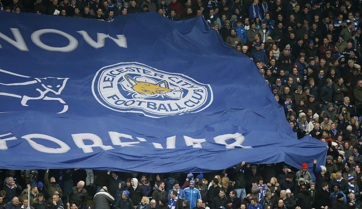  Suporter Leicester City membentangkan bendera klub sebelum laga antara Leicester vs Norwich City di Stadion King Power, Inggris, Sabtu (27/2/2016) malam WIB. (Reuters/Andrew Yates)