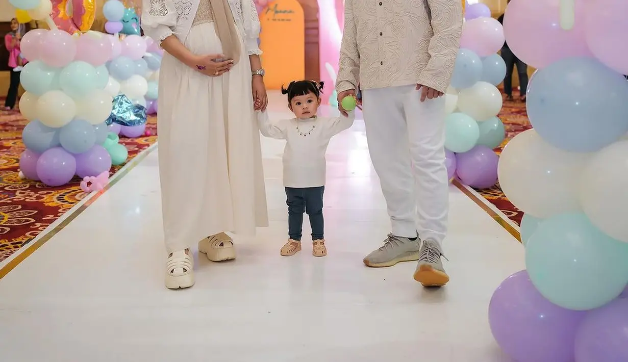Aurel Hermansyah hadir bersama suami dan Ameena. Mereka kompak mengenakan outfit nuansa earth tone yang serasi. [Instagram/attahalilintar]