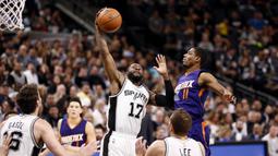 Pemain Spurs, Jonathon Simmons #17 mengamankan bola rebound dari kejaran pemain Phoenix Suns, Brandon Knight #11  pada laga NBA di AT&T Center, (28/12/2016). (Reuters/Soobum Im-USA TODAY Sports)