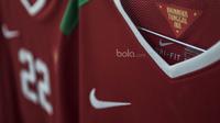 Terdapat sebuah tulisan Bhinneka Tunggal Ika yang merupakan semboyan dari bangsa Indonesia di salah satu sisi jersey Timnas Indonesia. (Bola.com/Vitalis Yogi Trisna)