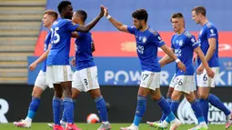 Penyerang Leicester City, Ayoze Perez (tengah kanan) bersama rekan setimnya merayakan gol ke gawang Sheffield United dalam lanjutan Liga Inggris pekan ke-36 di Stadion King Power, Kamis (16/7/2020). Leicester City sukses menggulung tamunya, Sheffield United dengan skor 2-0. (Cath Ivill/Pool via AP)