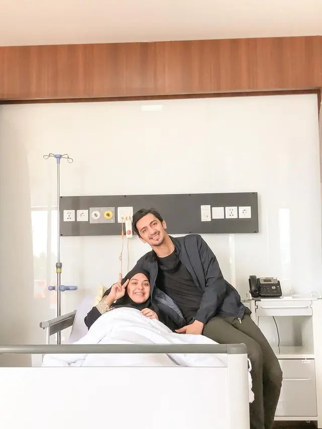 Vebby Palwinta Melahirkan