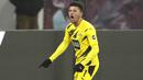 Penyerang Borussia Dortmund, Jadon Sancho, melakukan selebrasi usai mencetak gol ke gawang RB Leipzig pada laga Bundesliga di Stadion Red Bull Arena, Sabtu (9/1/2021). Dortmund menang dengan skor 3-1. (AP/Michael Sohn)