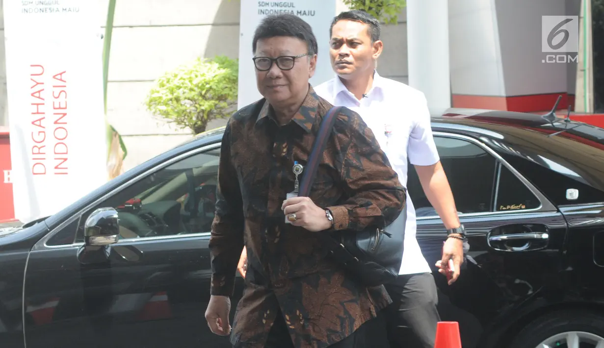 Menteri Dalam Negeri Tjahjo Kumolo mendatangi Gedung KPK, Jakarta, Kamis (22/8/2019). Kedatangannya untuk rapat lintas kementerian dan lembaga membahas pemanfaatan Nomor Induk Kependudukan (NIK) untuk perbaikan basis data pemberian bantuan sosial (Bansos). (merdeka/com/Dwi Narwoko)