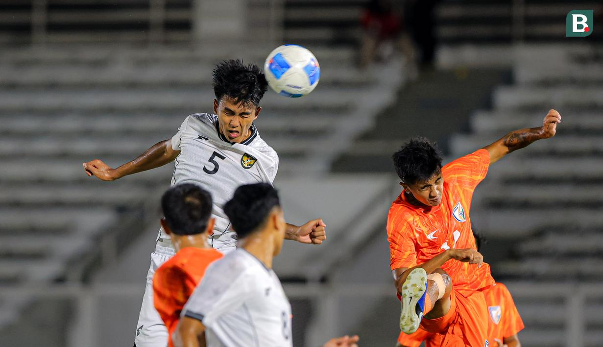 Pemain Timnas Indonesia U-22, Kadek Arel Priyatna menyundul bola ke gawang India dalam laga uji coba di Stadion Madya, Senayan, Jakarta, Minggu (13/10/2025). (Bola.com/Bagaskara Lazuardi)
