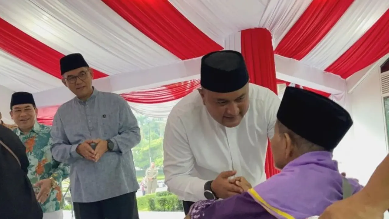 Bupati Bogor Rudy Susmanto bersama calon haji asal Kabupaten Bogor, Jawa Barat.