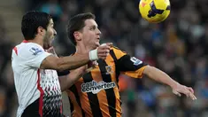 Duel Antara Alex Bruce dan Luis Suarez selama pertandingan sepak bola Liga Utama Inggris antara Hull City dan Liverpool di Stadion KC Hull pada Ahad (1/12/2013)(AFP/Lindsey Parnaby).