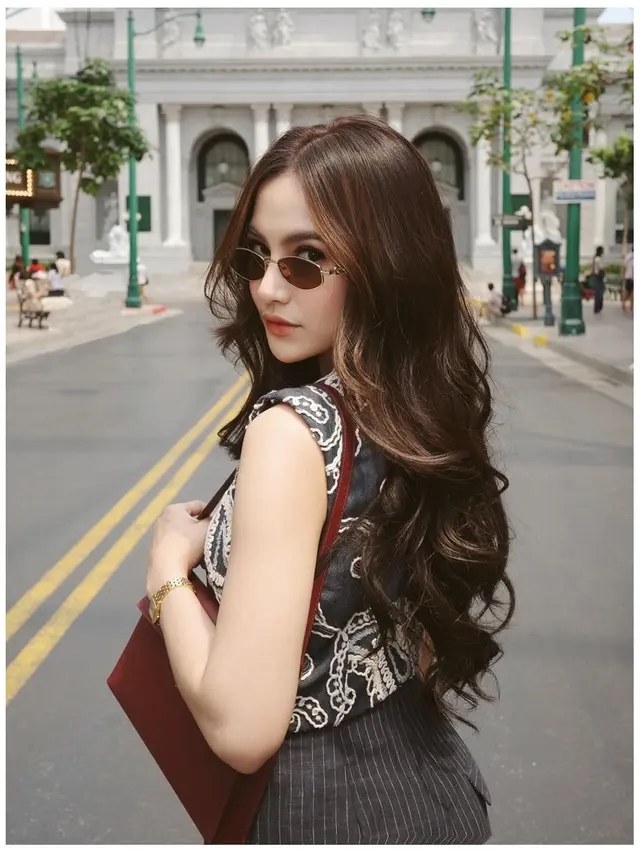 6 Detail Outer Batik Mahalini saat Liburan ke Singapura, Intip Padu Padannya