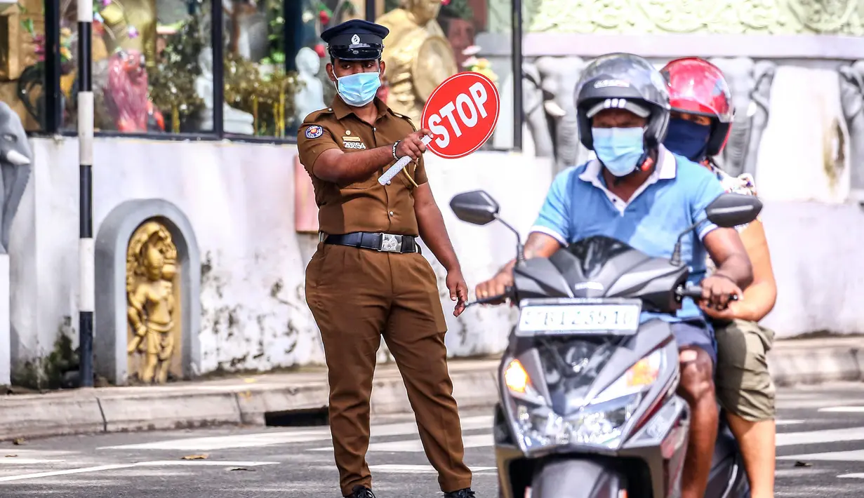 Seorang polisi bertugas di sebuah pos pemeriksaan di Wallampitiya, Kolombo, Sri Lanka, 25 Oktober 2020. Total kasus COVID-19 di Sri Lanka pada Minggu (25/10) bertambah menjadi 7.872 setelah 351 pasien baru terdeteksi. (Xinhua/Ajith Perera)
