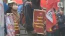 Massa buruh, mahasiswa dan pelajar berunjuk rasa di depan gedung Kementerian Pendidikan dan Kebudayaan, Jakarta, Selasa (17/11/2020). Selain menuntut pencabutan UU Ciptaker, mereka juga meminta pemerintah menggratiskan biaya pendidikan selama masa pandemi Covid-19. (merdeka.com/Imam Buhori)