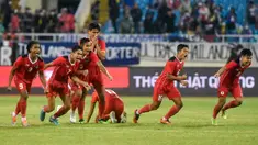 Para pemain Timnas Indonesia melakukan selebrasi usai mengalahkan Malaysia pada laga perebutan medali perunggu SEA Games 2021 yang digelar di Stadion My Dinh, Hanoi, Minggu (22/5/2022). (AFP/ Ye Aung Thu)