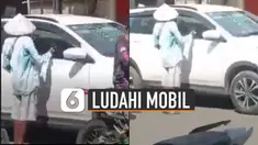 Tak kunjung diberi uang, pengemis ini meludahi kaca sebuah mobil dan pergi.