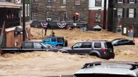 Sejumlah mobil terjebak dalam banjir yang menggenangi Ellicott City, Maryland (27/5). Akibat banjir ini jalan utama berubah layaknya sungai dan menyapu sejumlah mobil yang terparkir. (Libby Solomon/ The Baltimore Sun via AP)