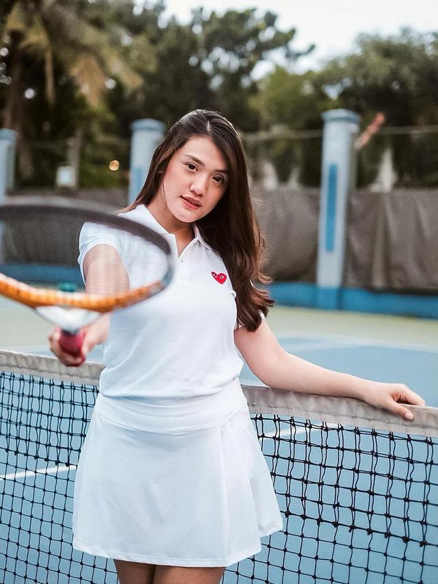 5 Potret Anissa Aziza Tampil Sporty saat Bermain Tennis, Curi Perhatian