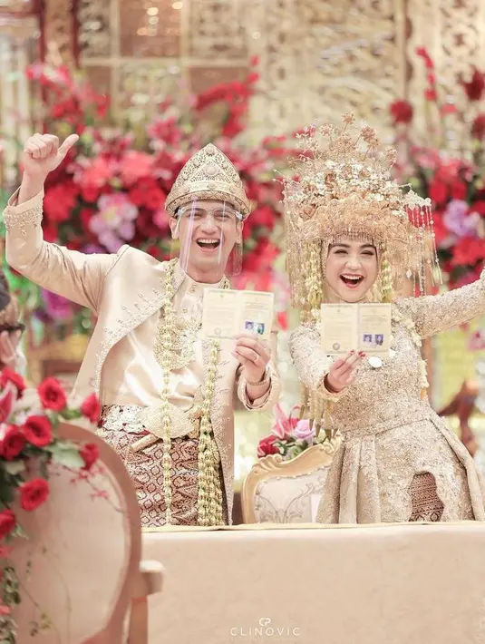 Ria Ricis dan Teuku Ryan akhirnya sah sebagai pasangan suami istri. Akad pernikahan youtuber ini berlangsung meriah dan penuh suka cita. (Instagram/teukuryantr).