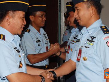 Citizen6, Kalijati: Danlanud Suryadarma memimpin serah terima jabatan Kepala Dinas Pers di ruang rapat Lanud Suryadarma, Senin (19/9). (Pengirim: Pentaksdm)