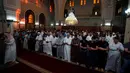 Jamaah Sunni menghadiri shalat di sebuah masjid Sunni pada hari pertama perayaan Idul Adha di Baghdad, Irak (12/9). (REUTERS / Khalid al Mousily)