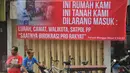 Warga bersantai di dekat spanduk penolakan yang terpasang di kawasan jalan Mangga Besar, Jakarta, Senin (22/8). Spanduk itu dipasang warga RW2 Kelurahan Mangga Besar sebagai aksi menolak penggusuran rumah mereka. (Liputan6.com/Gempur M Surya)