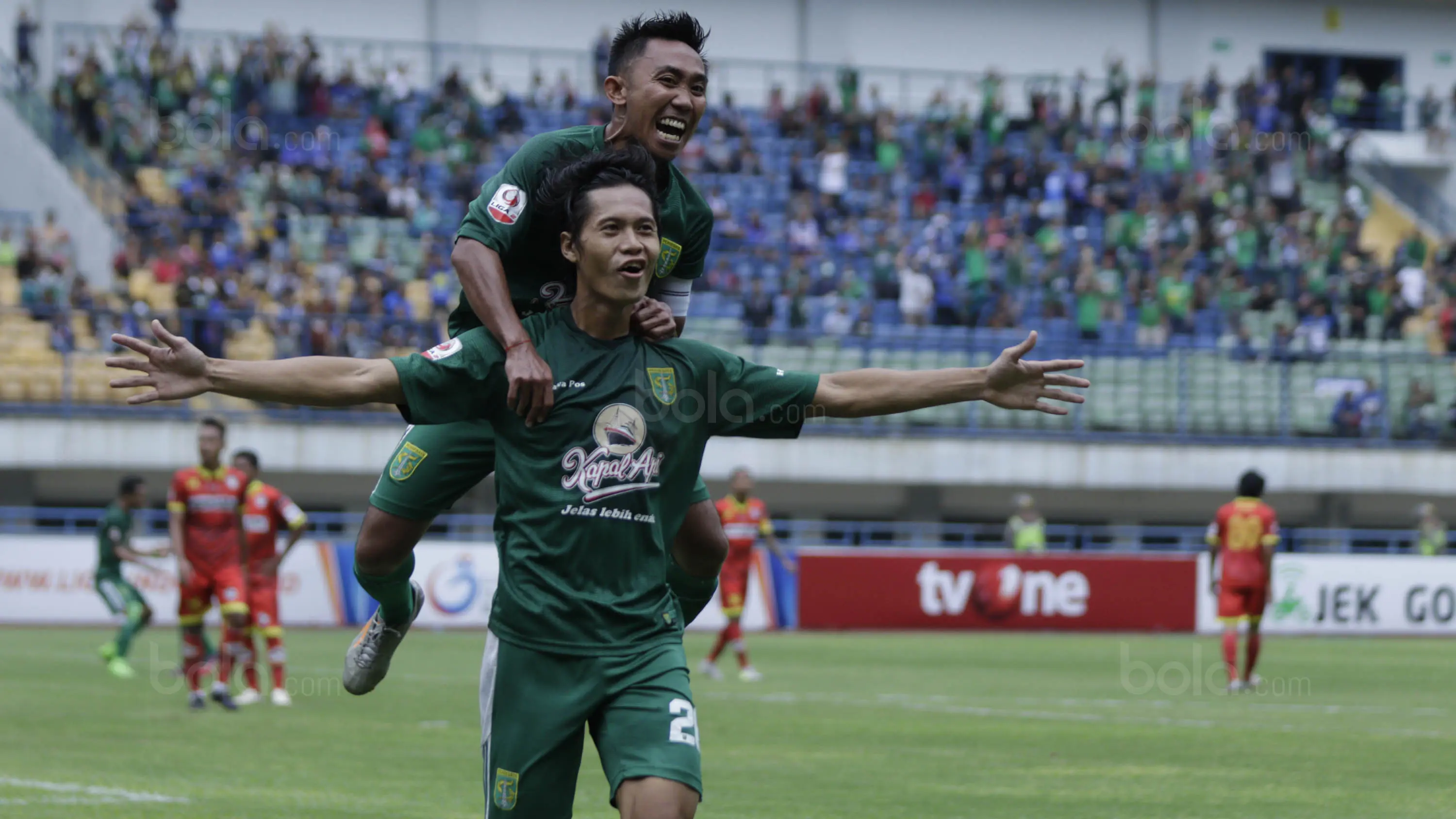 Striker Persebaya, Rishadi Fauzi, merayakan gol yang dicetaknya ke gawang Martapura FC pada semifinal Liga 2 2017 di Stadion GBLA, Bandung, Sabtu (25/11/2017). Persebaya menang 3-1 atas Martapura FC. (Bola.com/Vitalis Yogi Trisna)