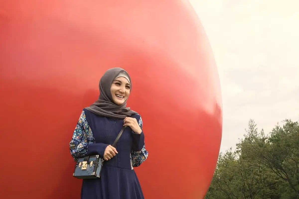 6 Potret Kiki Amalia Tampil dengan Hijab, Curi Perhatian