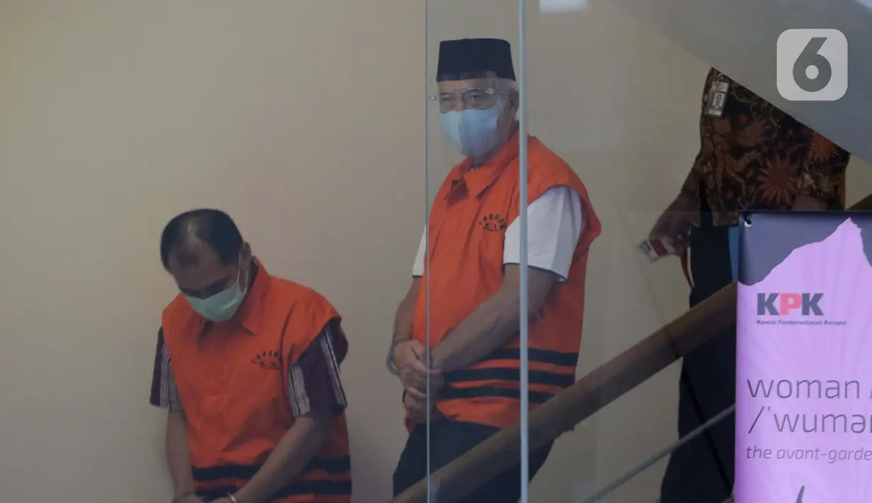 Bupati Banggai Laut nonaktif Wenny Bukamo (tengah), seusai menjalani pemeriksaan di Gedung KPK, Jakarta, Rabu (3/3/2021). Wenny Bukamo diperiksa dalam perkara suap pengadaan barang atau jasa di lingkungan Pemerintah Kabupaten Banggai Laut, Sulawesi Tengah TA 2020. (Liputan6.com/Helmi Fithriansyah)