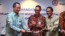 (Kika) Direktur Corporate Banking Bank Mandiri, Royke Tumilaar, Dirut Semen Indonesia, Rizkan Chandra dan Dirut Semen Gresik, Sunardi Prionomurti usai menandatangani kerjasama dengan Bank Mandiri, Jakarta, Jumat (10/6) (Liputan6.com/Angga Yuniar) 