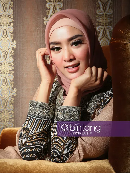 Dua kali gagal, ia juga mengaku sedikit trauma. Ibu satu anak itu mengaku bahwa ini merupakan yang terbaik bagi dirinya. Meski ia sendiri mengaku ada trauma dengan kegagalan pernikahan. (Bambang E. Ros/Bintang.com)