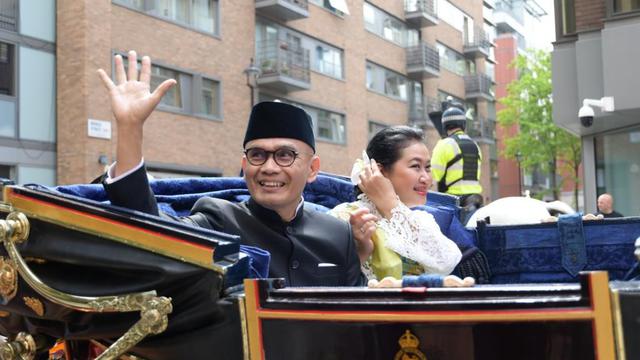 Pada kesempatan tersebut Duta Besar Desra Percaya menyampaikan salam hangat dari Presiden Joko Widodo kepada Ratu Elizabeth II (KBRI London)