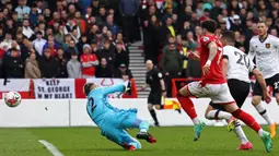 Pemain Manchester United, Diogo Dalot mencetak gol kedua timnya saat laga lanjutan Liga Inggris 2022/2023 melawan Nottingham Forest di City Ground, Nottingham, Senin (17/04/2023) WIB. Ini merupakan gol perdana Dalot di Liga Inggris. (AFP/Darren Stapels)