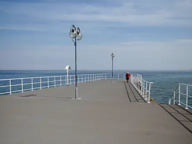 Seorang wanita beristirahat di pantai laut Baltik di Gdynia, Polandia utara (24/5/2019). Laut Baltik terletak di sebelah timur laut benua Eropa. Laut ini dibatasi oleh semenanjung Skandinavia, tanah daratan Eropa Tengah dan Timur serta Denmark. (AP Photo/Darko Vojinovic)