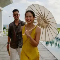 Maudy Ayunda Dibalut Dress Mustard Saat Hadir di Pernikahan Sahabat. [@maudyayunda]