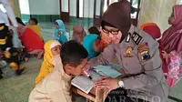 Salah seorang Polwan Polres Klaten mengajari anak-anak membaca Alquran di Masjid Al Qomari, Dusun Kemiri, Desa Kradenan, Trucuk. (HUMAS POLRES KLATEN FOR RADAR SOLO)