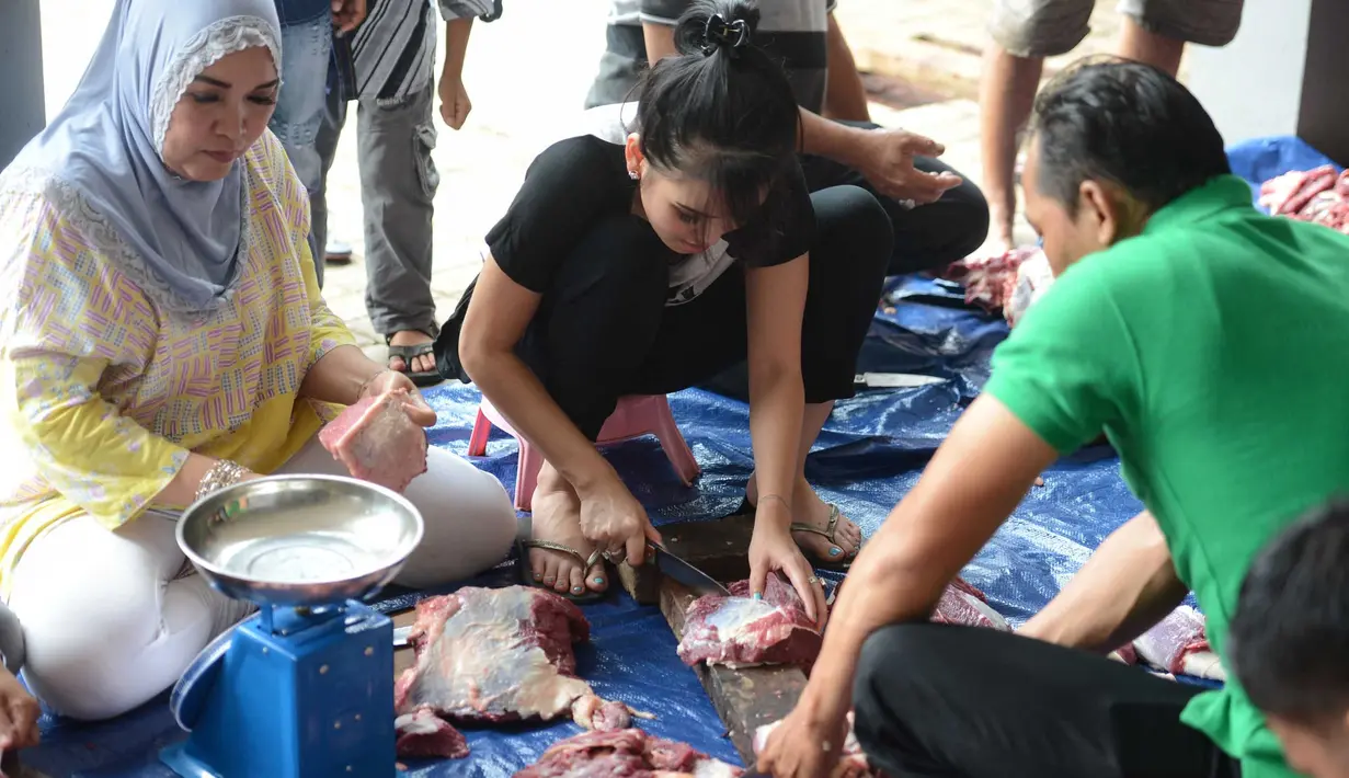 Kediaman Ayu Ting Ting terlihat dipadati oleh warga sekitar. Meski demikian, Ayu mengaku tidak mengundang warga. Tapi, ia telah menyiapkan kupon yang nantinya akan dibagikan ke warga sekitar. (Adrian Putra/Bintang.com)