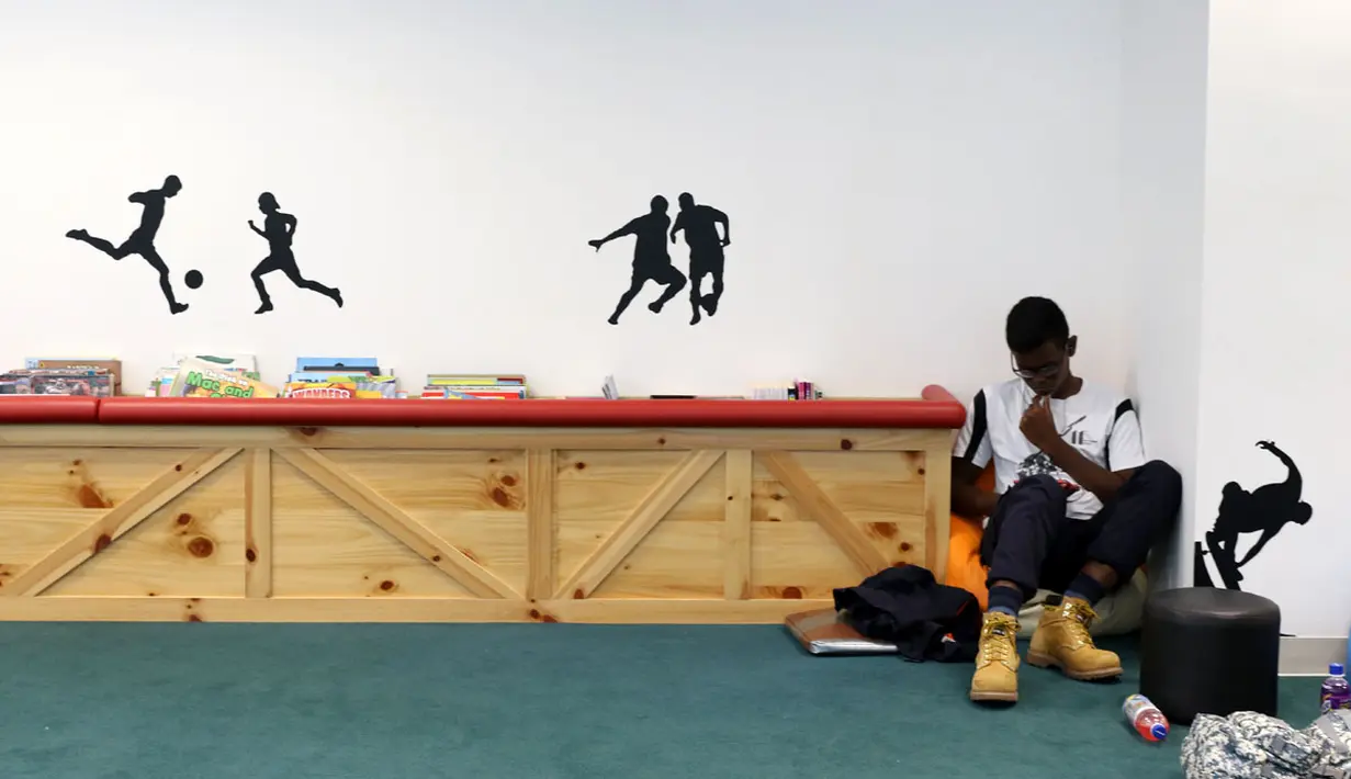 Tempat yang nyaman menjadi rumah bagi koleksi ribuan buku di Perpustakaan Olah Raga Singapura yang terletak di Pusat Olah Raga Singapura (Singapore Sports Hub). (Bola.com/Arief Bagus)