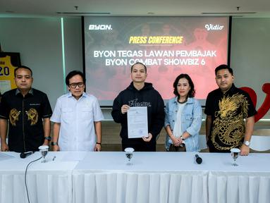 Vidio bersama BYON Combat mengambil langkah hukum atas praktik pembajakan siaran BYON Combat Sport Showbiz Vol. 6 yang disiarkan ulang secara ilegal melalui platform digital lain, khususnya TikTok. (Bola.com/Bagaskara Lazuardi)