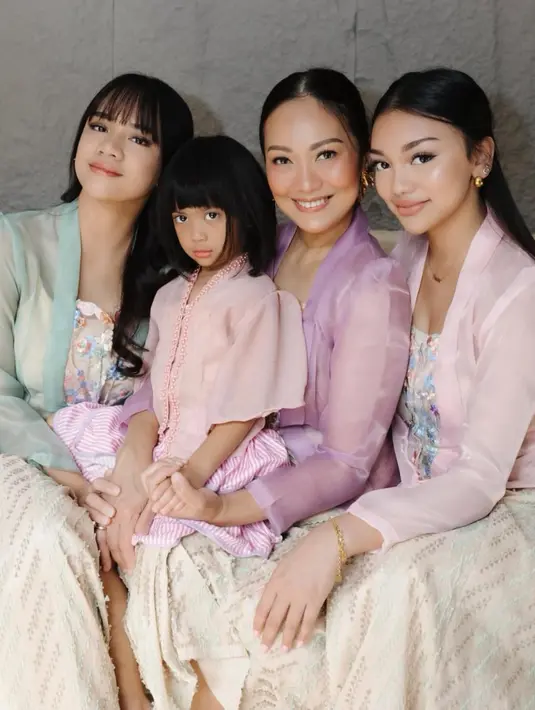 Naura Ayu kompak bersama ibu dan kedua adiknya mengenakan atasan kebaya warna cerah dengan aksen bordiran di bagian depan dipadukan bawahan kain. [@naura.ayu]