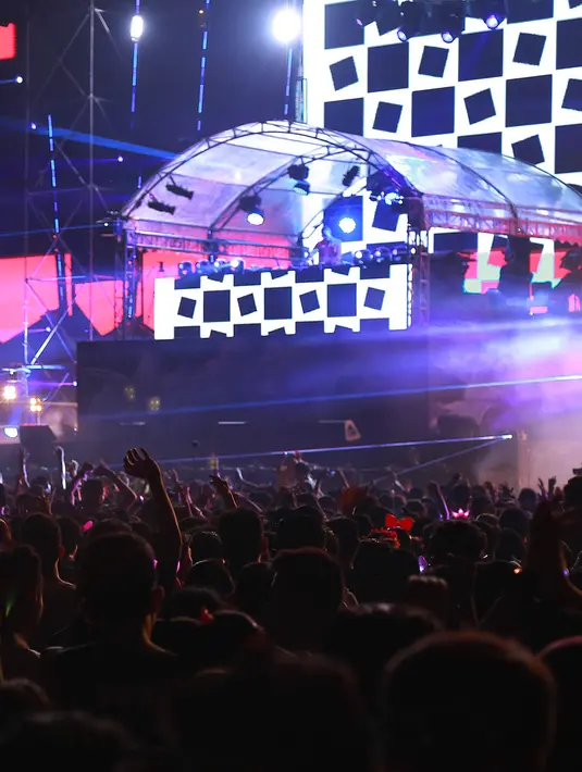 DJ Snake kemudian menutup penampilannya di DWP 2015 ini dengan memperkenalkan diri dan mengucapkan terima kasih kepada penonton. Sebelumnya hits ‘Get Low’ pun disambut goyangan semangat party goers. (Galih W. Satria/Bintang.com)