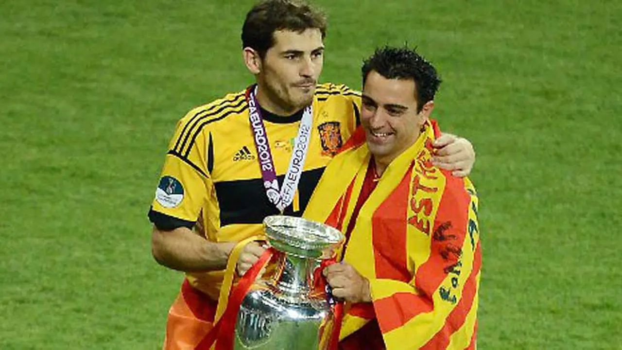 iker_casillas_dan_xavi_hernandez_121026a