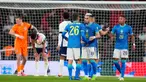 Para pemain Brasil merayakan selebrasi di akhir pertandingan sepak bola FIFA Matchday melawan Inggris di Stadion Wembley, London, Sabtu, 23 Maret 2024. (AP Photo/Kirsty Wigglesworth)