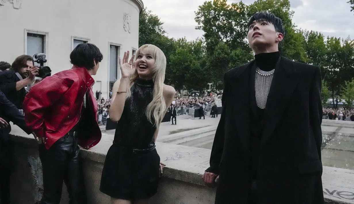 V BTS (kiri), Lisa Blackpink (tengah), dan Park Bo Gum (kanan) berpose untuk fotografer sebelum koleksi Celine men's Spring Summer 2023 dipresentasikan di Paris, Prancis, 26 Juni 2022. Penampilan Lisa Blackpink, V BTS, serta Park Bo Gum pada acara Celine men's Spring Summer 2023 langsung viral di berbagai media sosial. (AP Photo/Francois Mori)