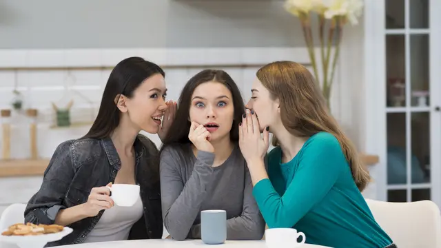 Dua orang perempuan berbisik kepada salah satu temannya (Foto Dok: Freepik/freepik)